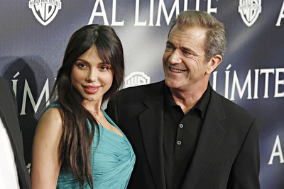 Casi tres meses después de sorprender con su ruptura, Mel Gibson y su la pianista Oksana Grigorieva, se convierten en protagonistas de una nueva batalla. El actor ha presentado una orden de alejamiento contra la madre de su hija pequeña, aunque los detalles del documento no han salido a la luz. Según publica la web  RadarOnline , Gibson depositó unos documentos sellados en el Tribunal Superior de Los Ángeles en los cuales figura él como demandante y Oksana Grigorieva como demandada y que el actor además ha presentado una petición de una cuarta audiencia judicial y otra por la custodia de la bebé de ambos, Lucía.