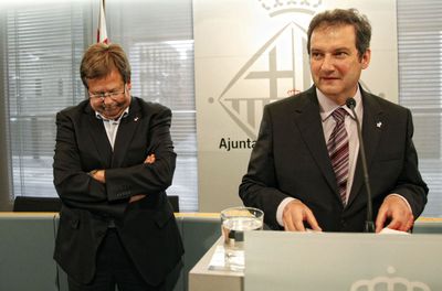 El alcalde de Barcelona, Jordi Hereu, y el cuarto teniente de alcalde, Ramón Gracía Bragado, comparecen ante los medios
