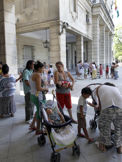 Familias del clan de los 'caracoleños' hoy ante los juzgados de Sevilla.
