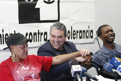 Miwa Buene (derecha), durante la rueda de prensa junto a su mujer, Mirella, y el presidente del Movimiento contra la Intolerancia, Esteban Ibarra.