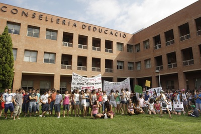 Alumnos y padres de poblaciones de La Valldigna protestan ante la Consejería de Educación por el retraso del instituto.