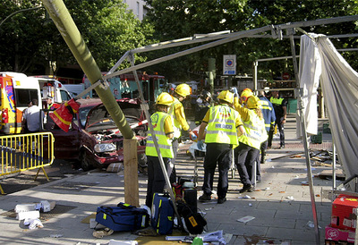 Varios sanitarios atienden a los heridos en el lugar de los atropellos