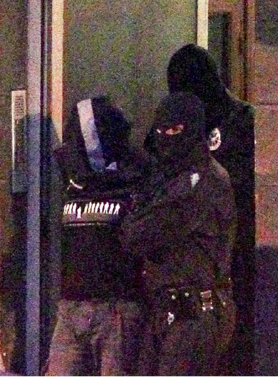 Agentes de la Ertzaintza trasladan al presunto etarra Gurutz Aguirresarobe Pagola, detenido hoy en Hernani (Guipúzcoa).