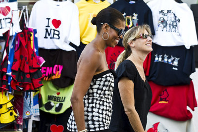 Michelle Obama pasea ayer con una de sus acompañantes por el centro histórico de Marbella.