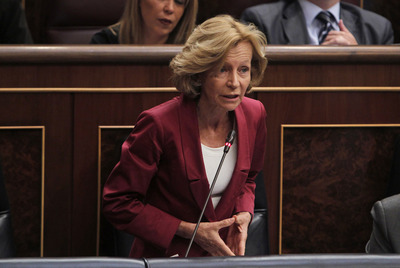 Elena Salgado responde a preguntas de los diputados, ayer en el Congreso.