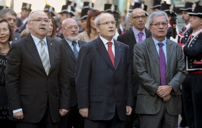 El presidente de la Generalitat, José Montilla, junto a sus socios de Gobierno, Josep Lluis Carod Rovira y Joan Saura, durante la tradicional ofrenda al monumento de Rafael Casanova con motivo de la Diada.