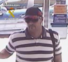 Imagen del acusado de seis atracos tomada por una cámara de seguridad de uno de los bancos robados.