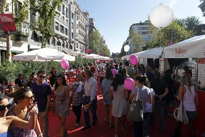 Algunos patrocinadores y restaurantes de la zona instalaron caseras en la calzada de Serrano para que los viandantes pudieran degustar sus productos.