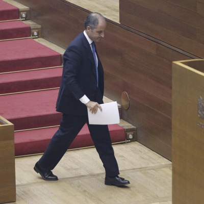 Francisco Camps accede a la tribuna para leer su discurso en el debate de política general de las Cortes Valencianas.