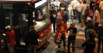 Un piquete informativo verificaba esta mañana que la salida de cocheras de los vehículos de la EMT fuera la estipulada en los servicios mínimos, del 25%.