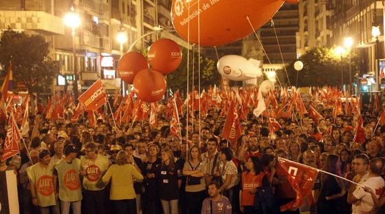 Los manifestantes, a su paso por la calle de Colón de Valencia.
