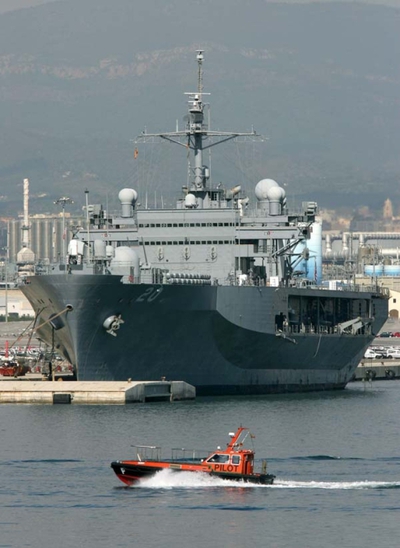 El buque de guerra estadounidense Mount Whitney llegó a Tarragona con con 160 marines a bordo.