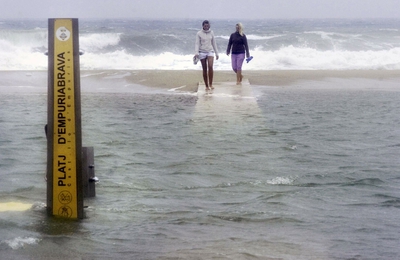 Playa de Empuriabrava, en la Bahía de Roses, donde se han producido olas de hasta seis metros.