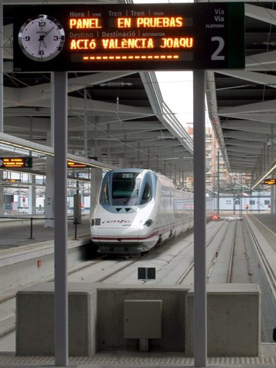 El AVE que ha cubierto en pruebas en trayecto entre la Hoya de Roda y Valencia, a su llegada a la estación provisional Joaquín Sorolla.