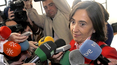 La consejera Rosa Aguilar, hoy, antes de entrar en el Parlamento andaluz, hace sus primeras declaraciones tras su nombramiento como ministra.