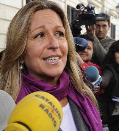 La ministra atiende a la prensa a la salida del hemiciclo