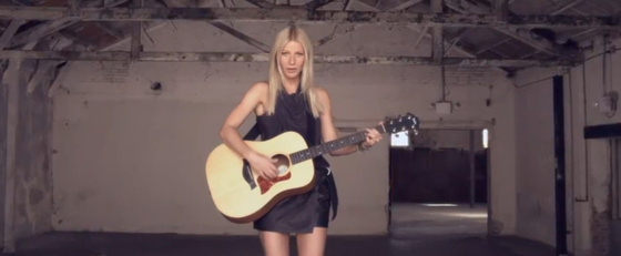 Fotograma de la película  Country song , en la que Gwyneth Paltrow interpreta a una cantante de  country  en decadencia