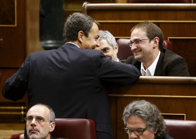 El presidente del Gobierno, José Luis Rodríguez Zapatero, conversa con el diputado de ICV, Joan Herrera, y el portavoz de IU, Gaspar Llamazares, al inicio hoy de la sesión de control al Gobierno en el Congreso de los Diputados.