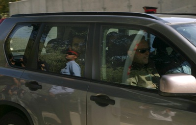 El coche de los Mossos d' Esquadra con el acusado de matar a su esposa y dos hijos cuyos cadáveres fueron hallados en la bañera de su casa el pasado 17 de octubre.