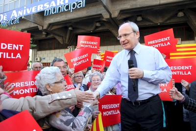 'Supermontilla, mitin de bolsillo'. Después del Supermontilla, el increíble hombre normal, que crearon los jóvenes del Partit dels Socialistes, llegó el anuncio La vida de Monti, que replica a los Monty Pyton. Ayer, las novedades de la campaña del PSC siguieron con el mitin de bolsillo que el presidente de la Generalitat y candidato, José Montilla, dio en Cornellà. En una plaza que le es favorable, plantó dos cajas delante del mercado y casi a pelo dio un discurso de 10 minutos. Habrá más fastmítines. De Montilla; de la número dos, Montserrat Tura, y del número tres, Celestino Corbacho, aseguran en el PSC.