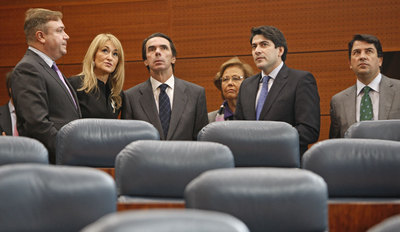 David Pérez, segundo por la derecha, en una imagen tomada en la Asamblea de Madrid en enero de 2010 durante una visita de Aznar.