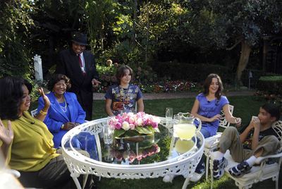 La familia Jackson en su residencia de California durante la entrevista con Oprah Winfrey.