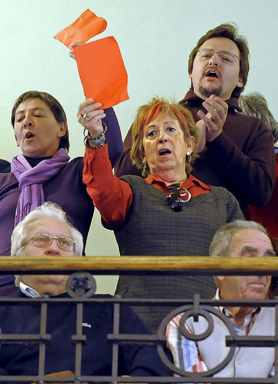 Un grupo de vecinos de Valladolid saca tarjeta roja a su alcalde durante el pleno en el que se ha rechazado su reprobación.