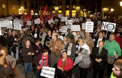 Concentración en la plaza Sant Jaume de Barcelona contra la visita del Papa.