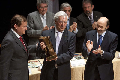Mario Vargas Llosa, en el centro, recibe hoy el premio a la libertad de prensa.