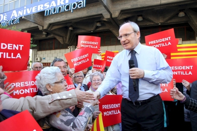 El candidato del PSC a la Generalitat, José Montilla, el pasado octubre, saludando a los vecinos de Cornellà de Llobregat, en un 