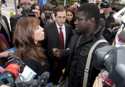 La candidata del PPC, Alicia Sánchez-Camacho, defiende su política de inmigración ante un joven senegalés de 30 años en paro que la ha abordado en la calle durante la visita que ha realizado esta mañana a un mercadillo callejero de Viladecans (Barcelona).
