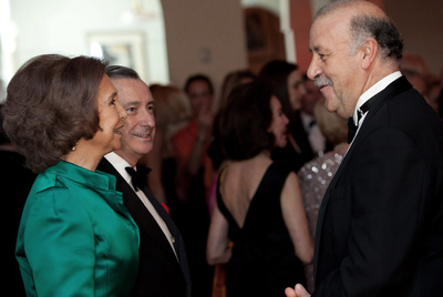 La reina condecora a Vicente del Bosque en Nueva York el 18 de noviembre de 2010
