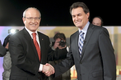 Artur Mas (CiU) y José Montilla (PSC), saludándose al comienzo del debate electoral