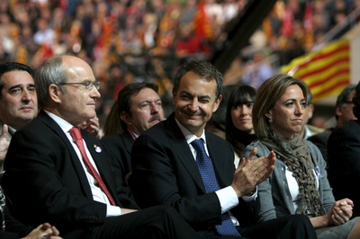 De izquierda a derecha, José Montilla, José Luis Rodríguez Zapatero y Carme Chacón en el mitin central de campaña del PSC Zapatero en el Palau Sant Jordi.