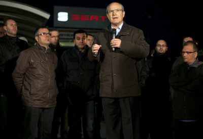 El socialista José Montilla realiza un mítin en la fábrica de Seat en la Zona Franca.