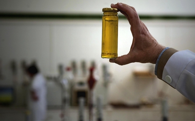 Muestra de aceite en un laboratorio de análisis.