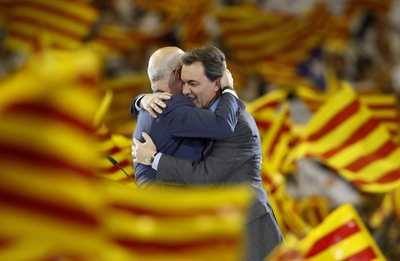 Artur Mas, derecha, y Antoni Duran i Lleida, en el mitin de final de campaña de CiU en el Palau Sant Jordi de Barcelona.