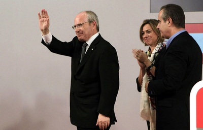 José Montilla saluda a sus seguidores junto a Carme Chacón y José Corbacho