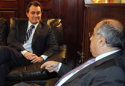 Artur Mas, a la izquierda, con el consejero Joaquim Nadal con quien se ha reunido esta tarde en el Parlament de Cataluña.
