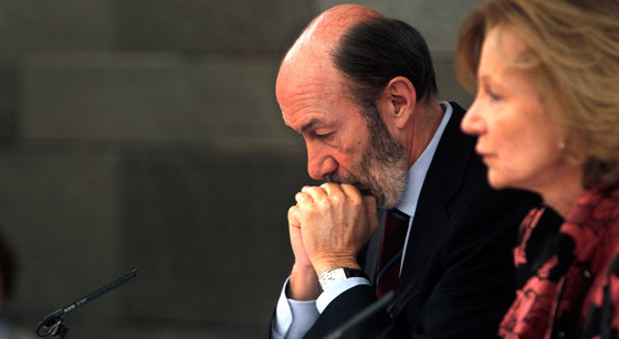 Los vicepresidentes del Gobierno, Alfredo Pérez Rubalcaba y Elena Salgado, en la rueda de prensa posterior al Consejo de Ministros.