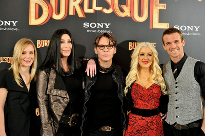 El directo de  Burlesque , Steven Antin (en el centro) con los protagonistas de la película (de izquierda a derecha) Kristen Bell, Cher, Christina Aguilera y Cam Gigandet.
