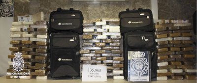 La policía ha detenido a tres sobrecargos de una compañía aérea mexicana que trasnportaban el mayor alijo de droga interceptado en Barajas.