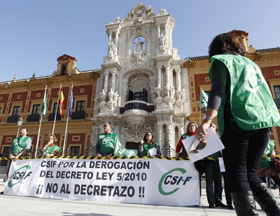 Funcionarios de la Junta andaluza realizan una cadena humana en señal de protesta por el decreto de reordenación del sector público.