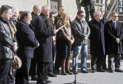 El alcalde de Olot Girona, Lluís Secrest, dirige unas palabras a los más de un centenar de vecinos que se han congregado esta mañana para guardar dos minutos de silencio a las puertas del ayuntamiento de esta localidad con motivo de los cuatro asesinatos cometidos ayer.