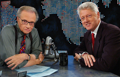 El presentador Larry King, junto al ex presidente Bill Clinton en 2002