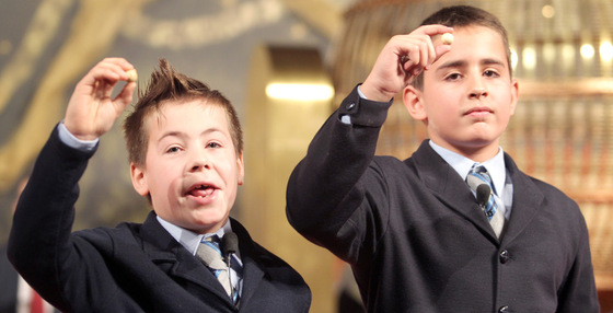 Los niños del Colegio de San Ildefonso Ivan Quintero y Andreas López muestran el número 79.250, que ha sido agraciado con el premio gordo de Navidad.