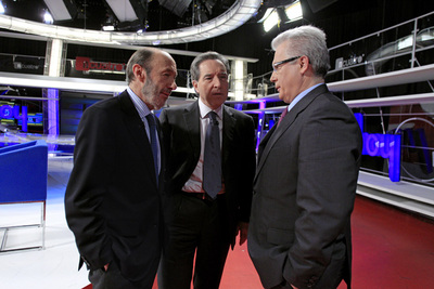 El periodista Iñaki Gabilondo junto al juez Baltasar Garzón y el ministro del Interior, Alfredo Pérez Rubalcaba, momentos antes del comienzo del último programa de Gabilondo en CNN+.