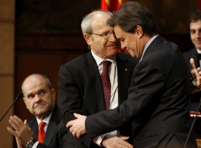 El abrazo entre el nuevo presidente de la Generalitat Artur Mas y el presidente saliente José Montilla.