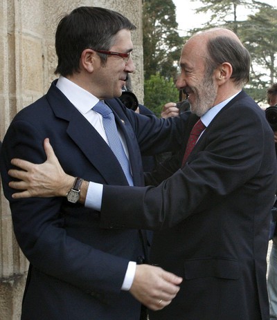 Rubalcaba y López se saludan antes del encuentro que han mantenido esta tarde en el Palacio Artaza de Leioa.