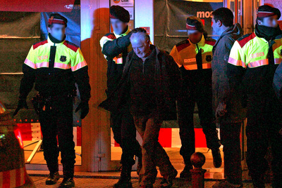 Pere Puig sale detenido por la policía de la sucursal bancaria en la que mató a dos empleados.